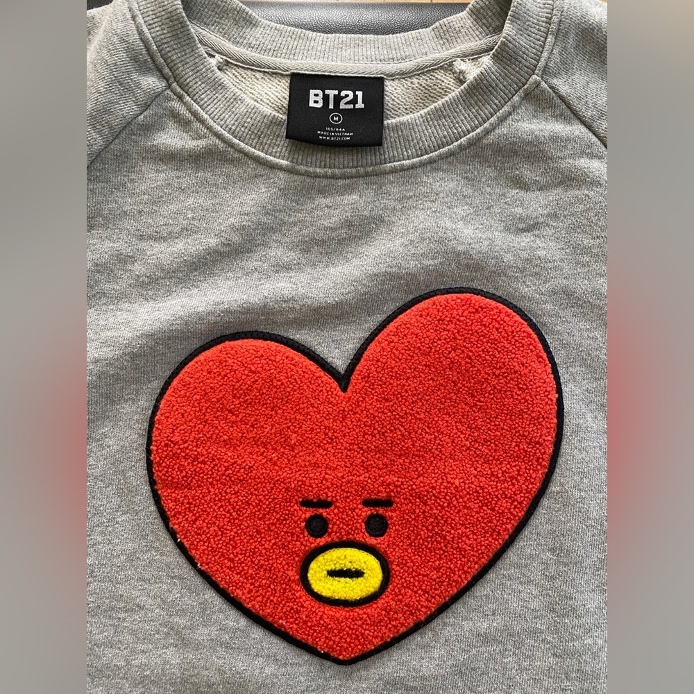 TATA FACE GRAPHIC SWEATSHIRT